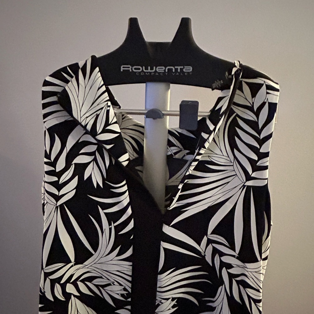 Alfani Woman Black and White Asymmetrical Leaf Print Women's Sleeveless Top 18W - Picture 5 of 10